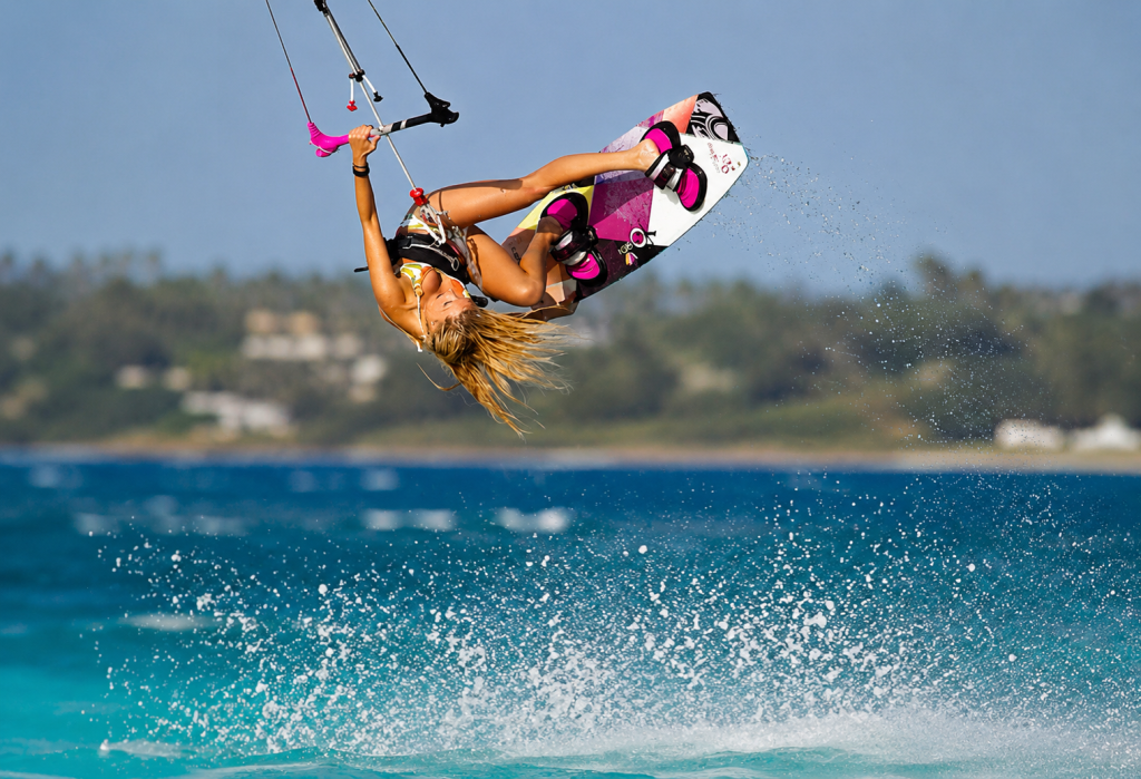 Kitesurf sous un ciel bleu
